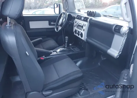 2010 Toyota Fj Cruiser z USA, uszkodzony, nr VIN JTEBU4BFXAK071147